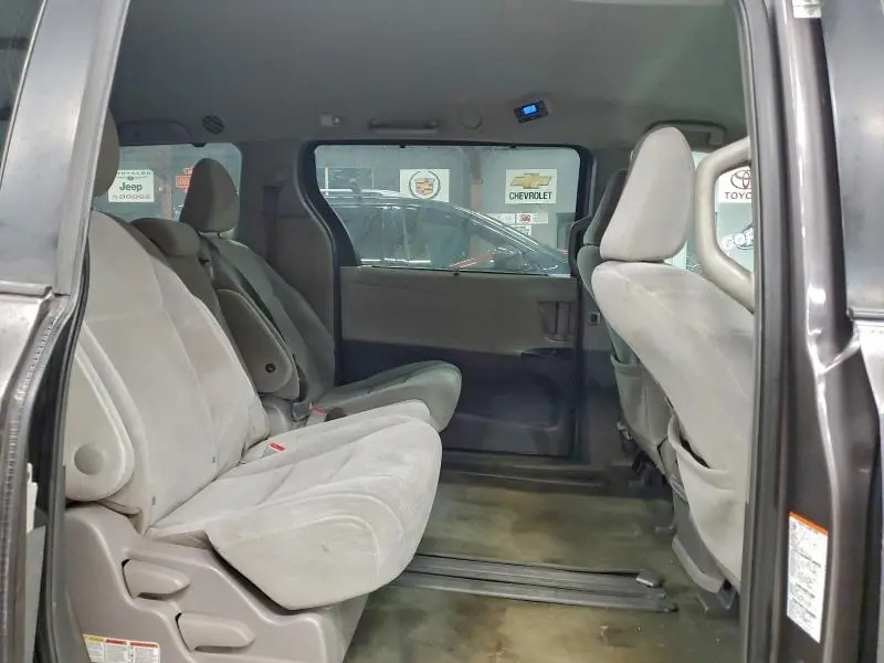2015 TOYOTA SIENNA LE  