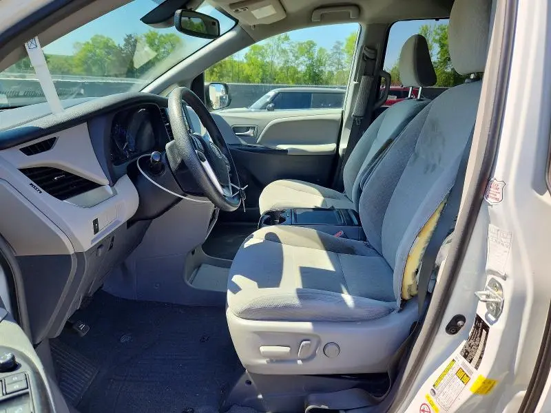 2019 TOYOTA SIENNA LE  