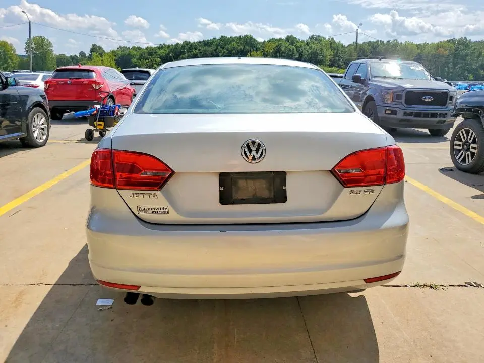 2011 VOLKSWAGEN JETTA SE  