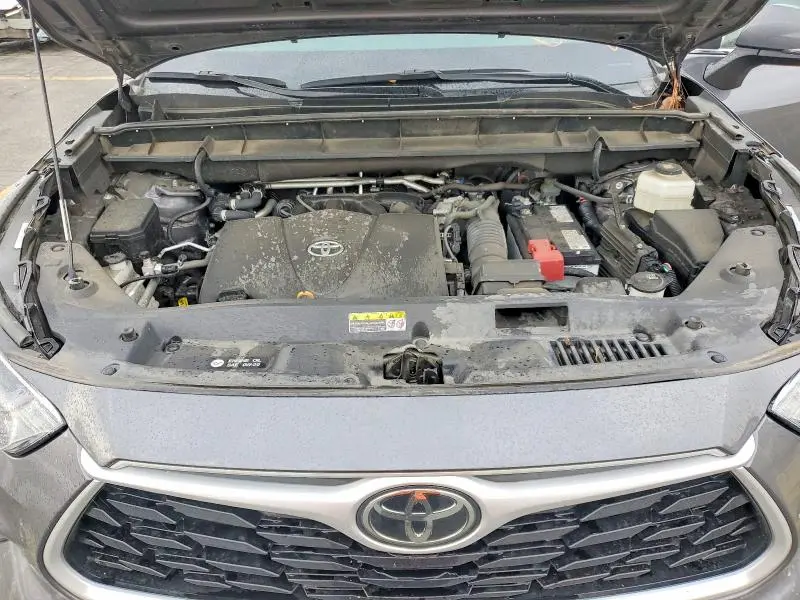 2022 TOYOTA HIGHLANDER LE  