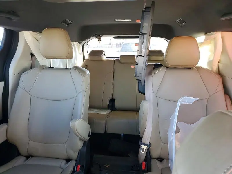 2021 TOYOTA SIENNA XLE  