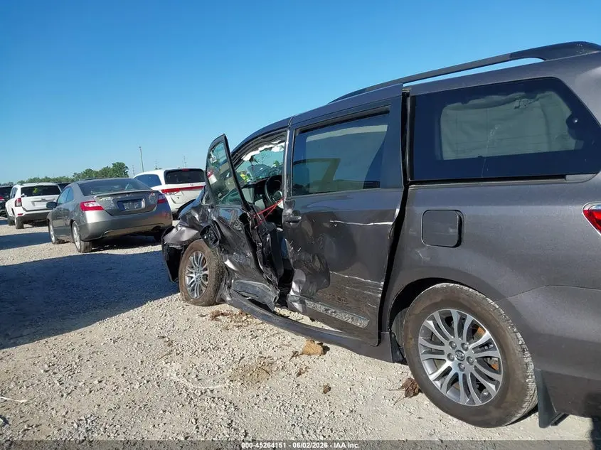 2019 TOYOTA SIENNA XLE 8 PASSENGER