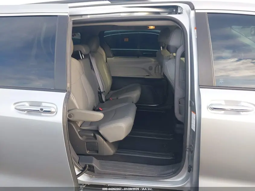 2024 TOYOTA SIENNA XLE