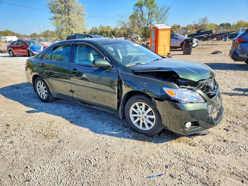 2011 TOYOTA CAMRY XLE V6  