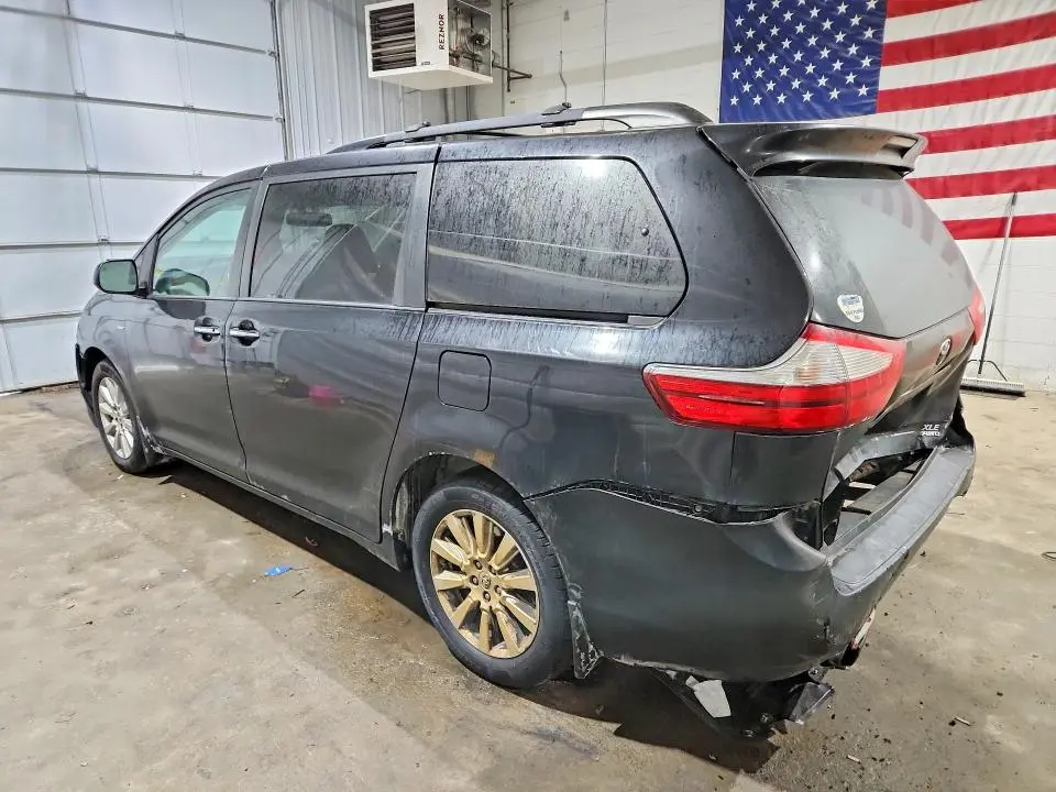 2017 TOYOTA SIENNA XLE  