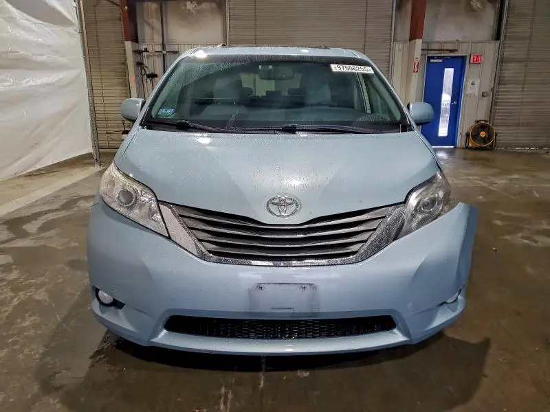 2017 TOYOTA SIENNA XLE  