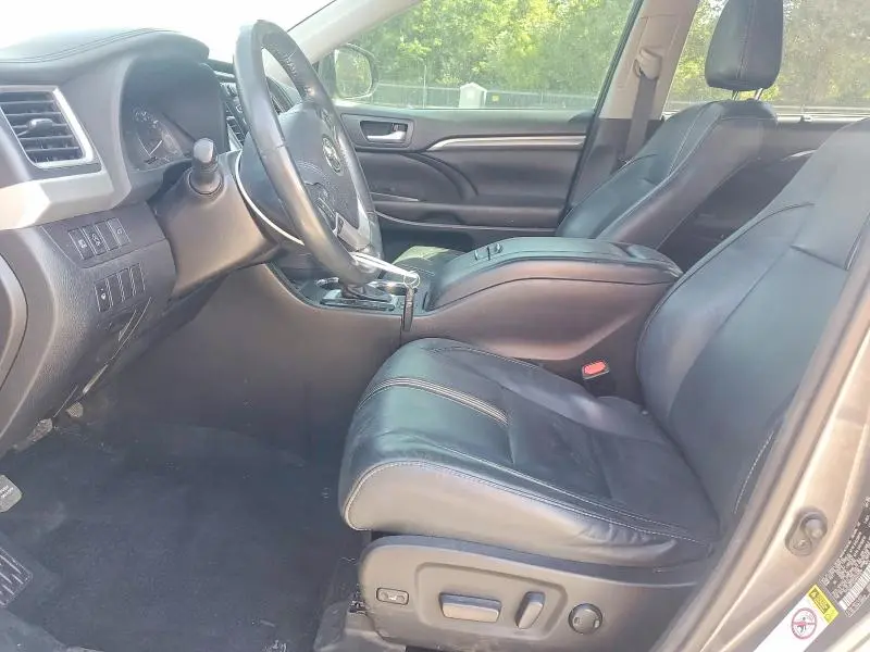 2017 TOYOTA HIGHLANDER SE  