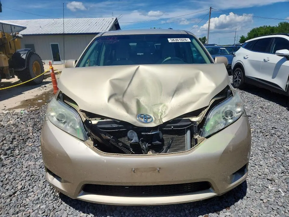 2013 TOYOTA SIENNA LE  
