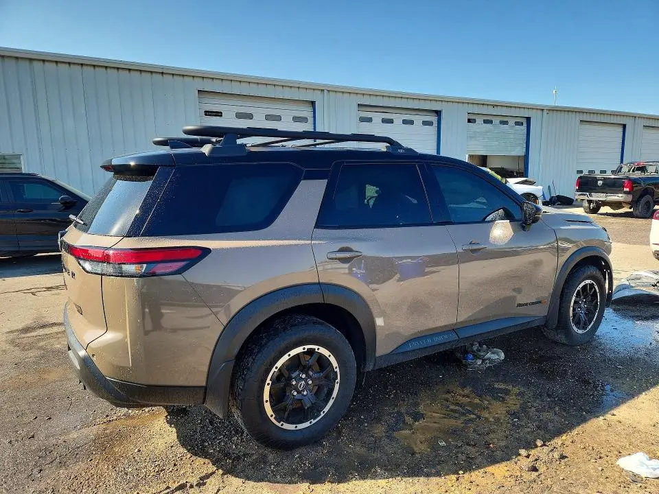 2023 NISSAN PATHFINDER SV  