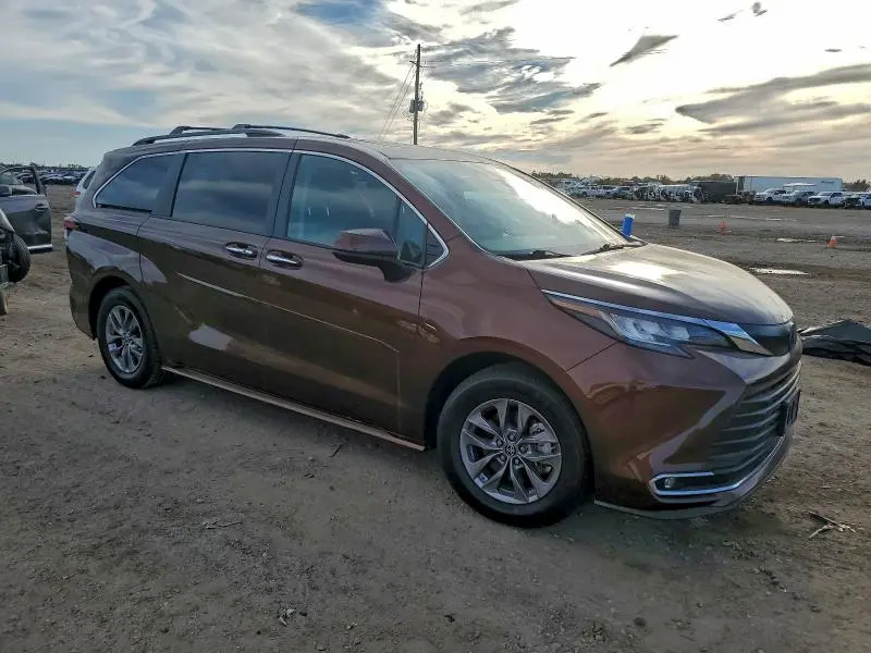 2023 TOYOTA SIENNA XLE  
