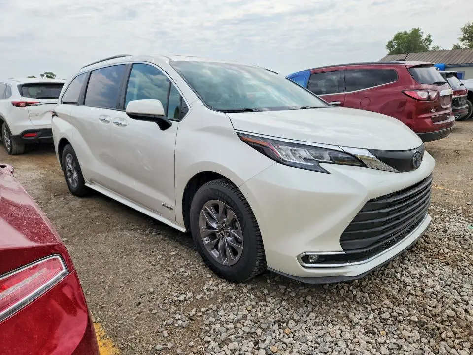 2021 TOYOTA SIENNA XLE  