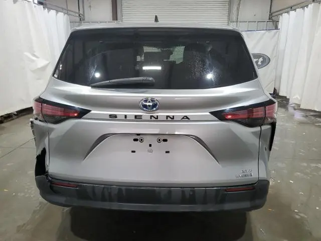 2021 TOYOTA SIENNA XLE  