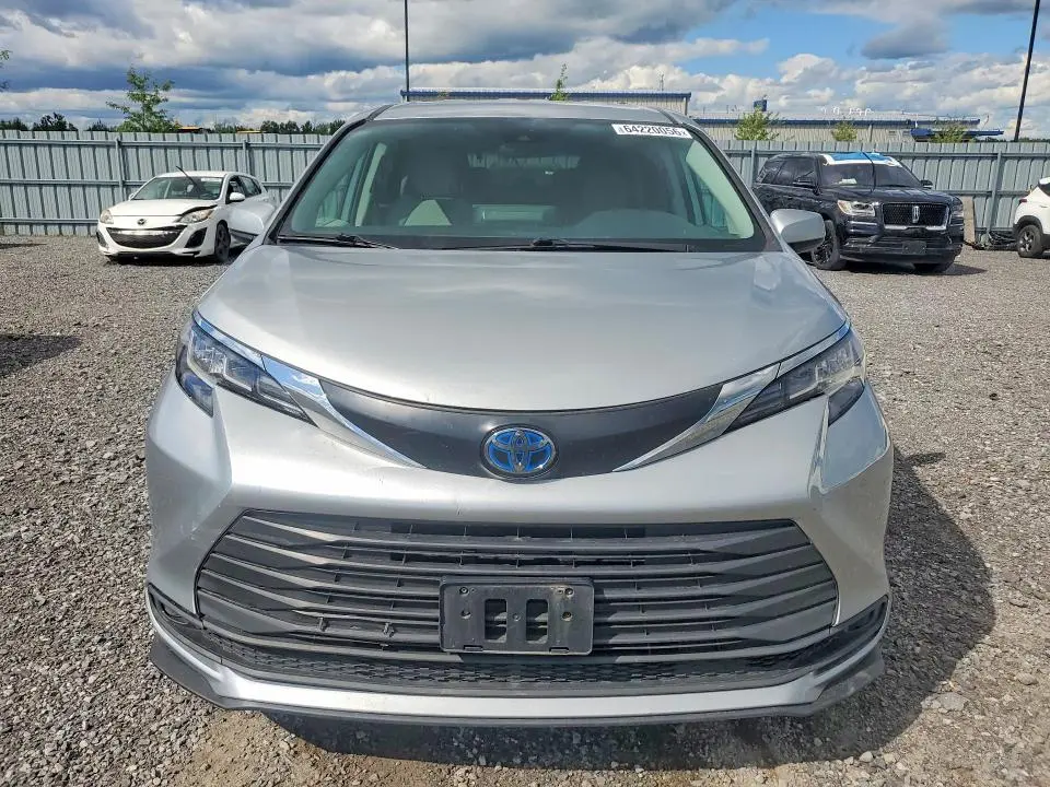 2022 TOYOTA SIENNA LE  