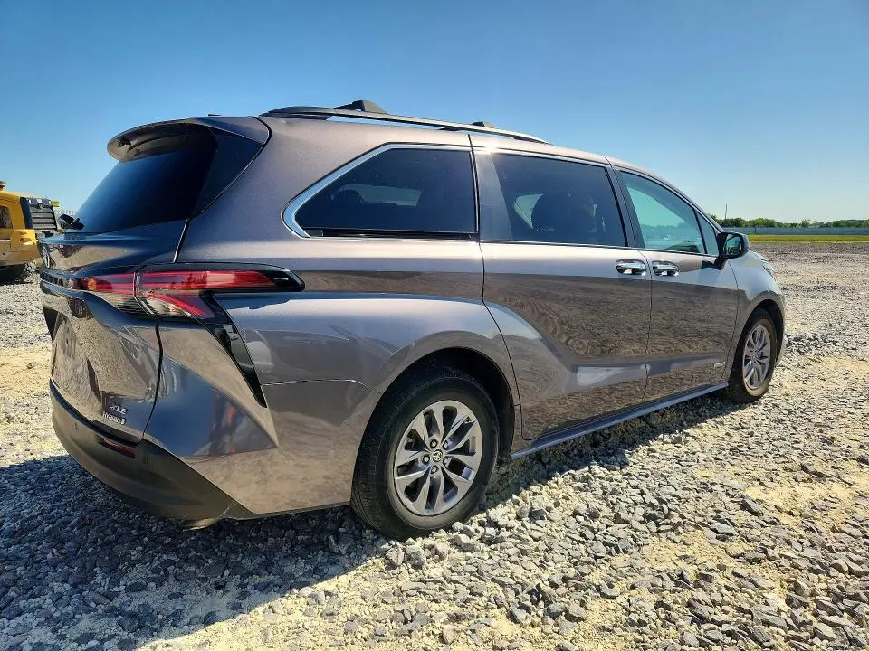 2021 TOYOTA SIENNA XLE  