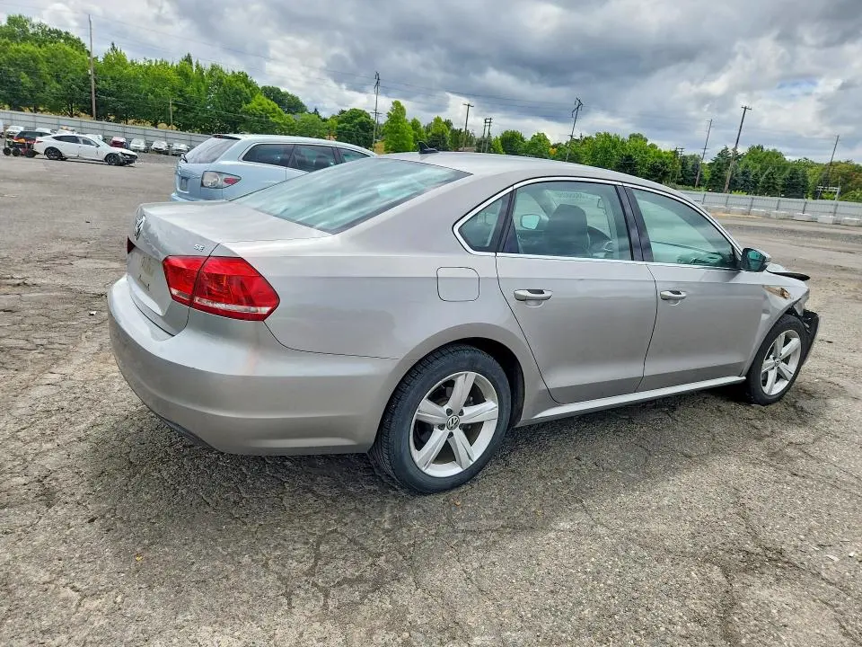 2013 VOLKSWAGEN PASSAT SE  