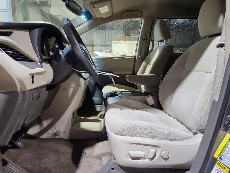 2017 TOYOTA SIENNA LE  