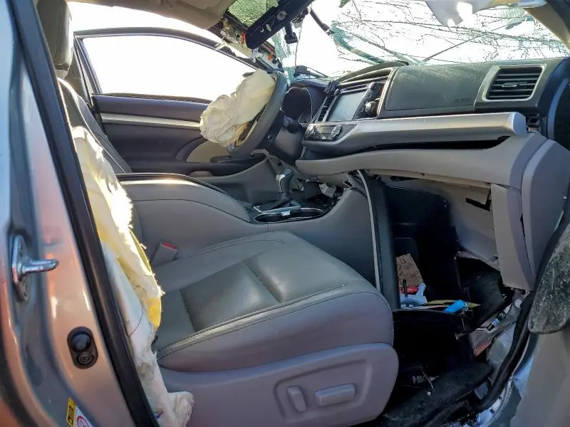 2017 TOYOTA HIGHLANDER SE  