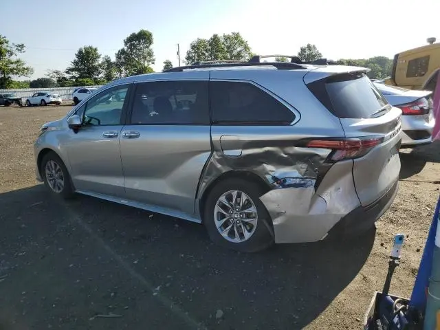 2022 TOYOTA SIENNA XLE  