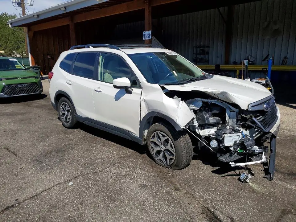 2021 SUBARU FORESTER   