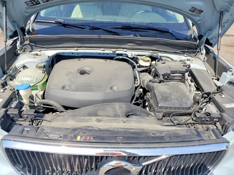 2019 VOLVO XC40 T5 MOMENTUM  