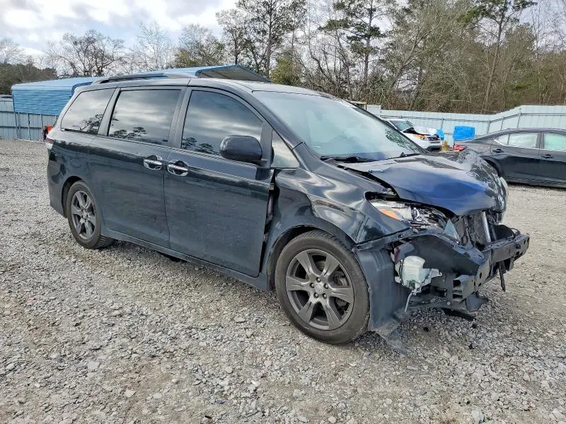 2017 TOYOTA SIENNA SE  