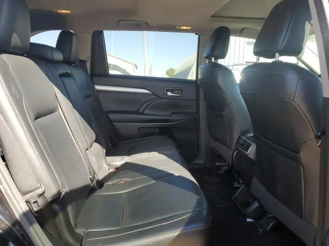 2017 TOYOTA HIGHLANDER SE  