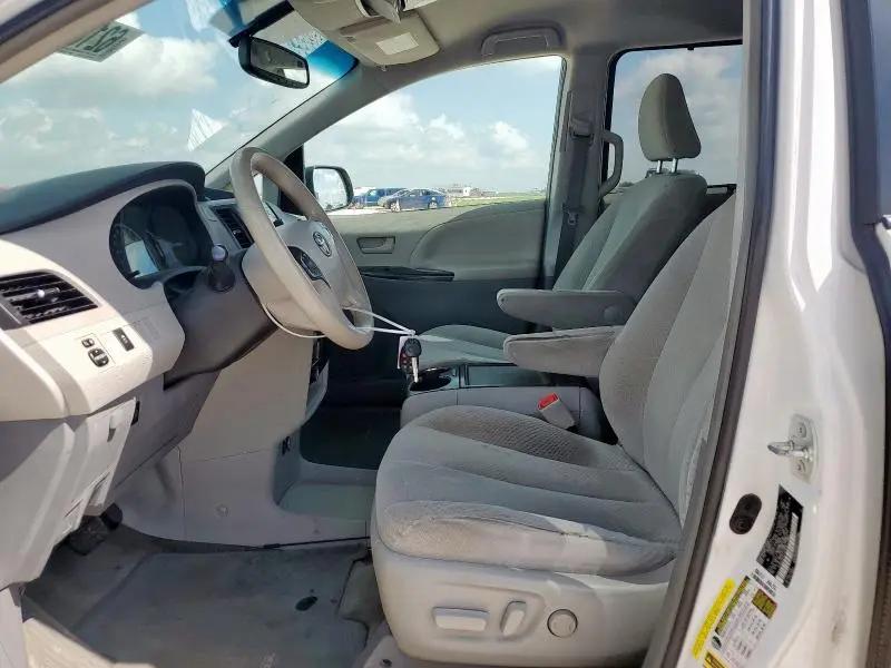 2014 TOYOTA SIENNA LE  