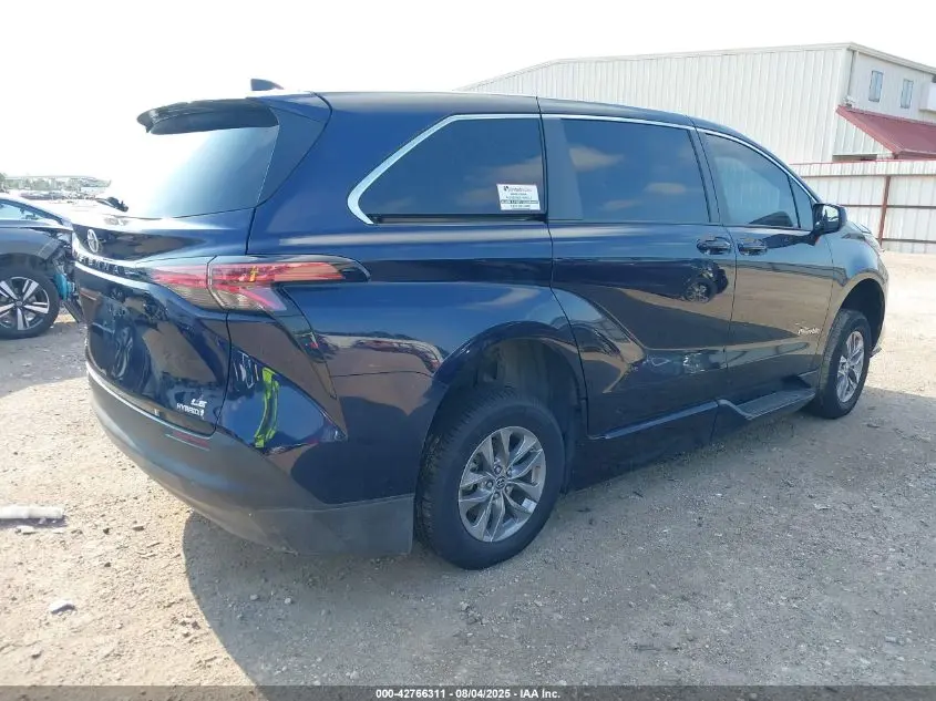 2022 TOYOTA SIENNA LE