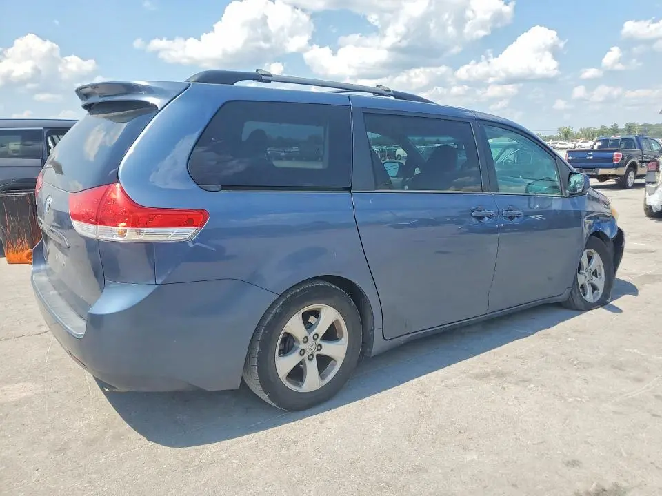 2014 TOYOTA SIENNA LE  