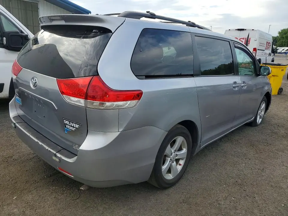 2013 TOYOTA SIENNA LE  