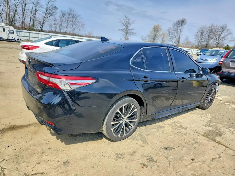 2019 TOYOTA CAMRY SE  