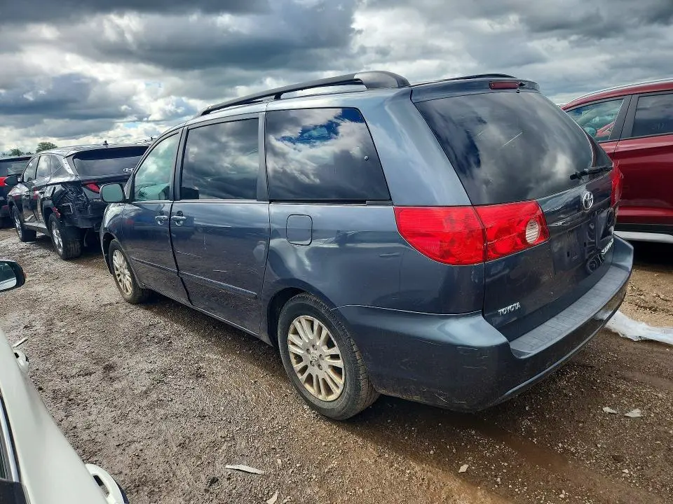 2010 TOYOTA SIENNA XLE  