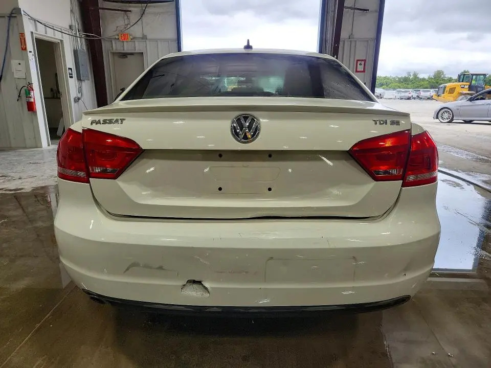 2013 VOLKSWAGEN PASSAT SE  