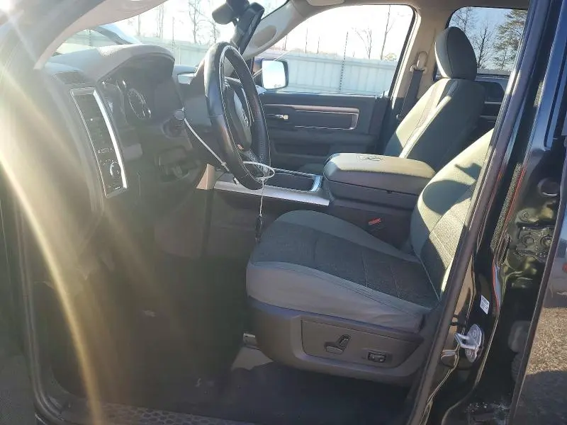 2016 RAM 1500 SLT  