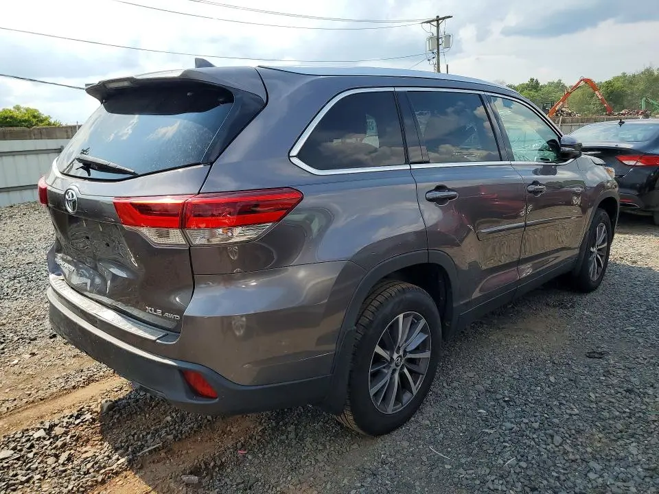 2019 TOYOTA HIGHLANDER XLE  