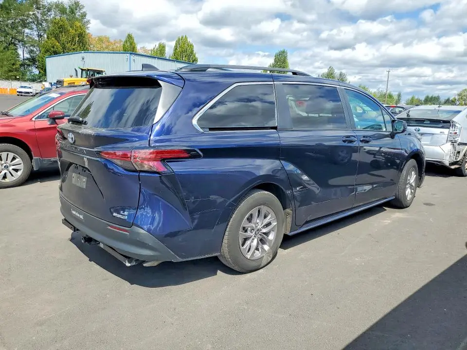 2022 TOYOTA SIENNA LE  
