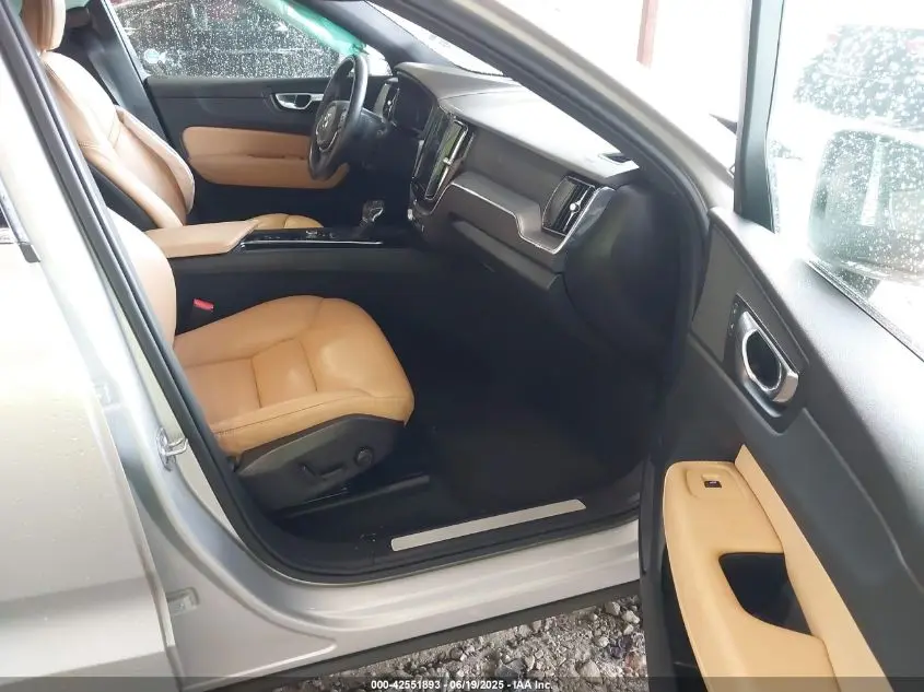 2020 VOLVO XC60 T5 MOMENTUM