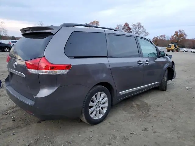 2013 TOYOTA SIENNA XLE  
