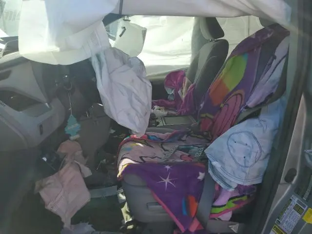 2017 TOYOTA SIENNA LE  