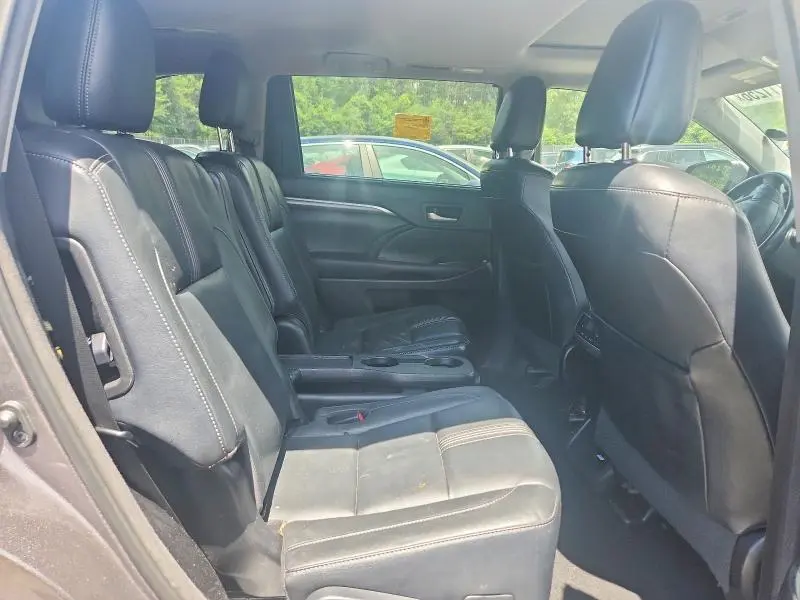 2017 TOYOTA HIGHLANDER SE  