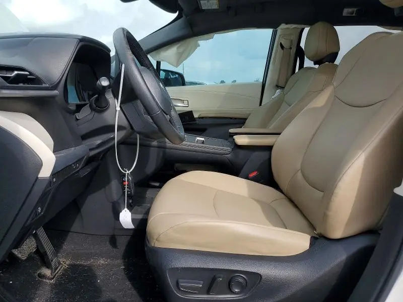 2022 TOYOTA SIENNA XLE  