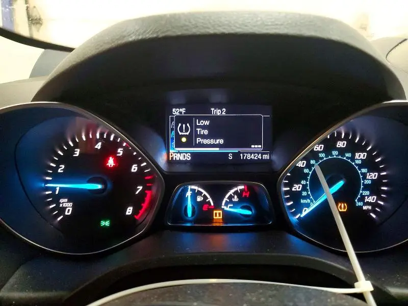 2016 FORD ESCAPE SE  