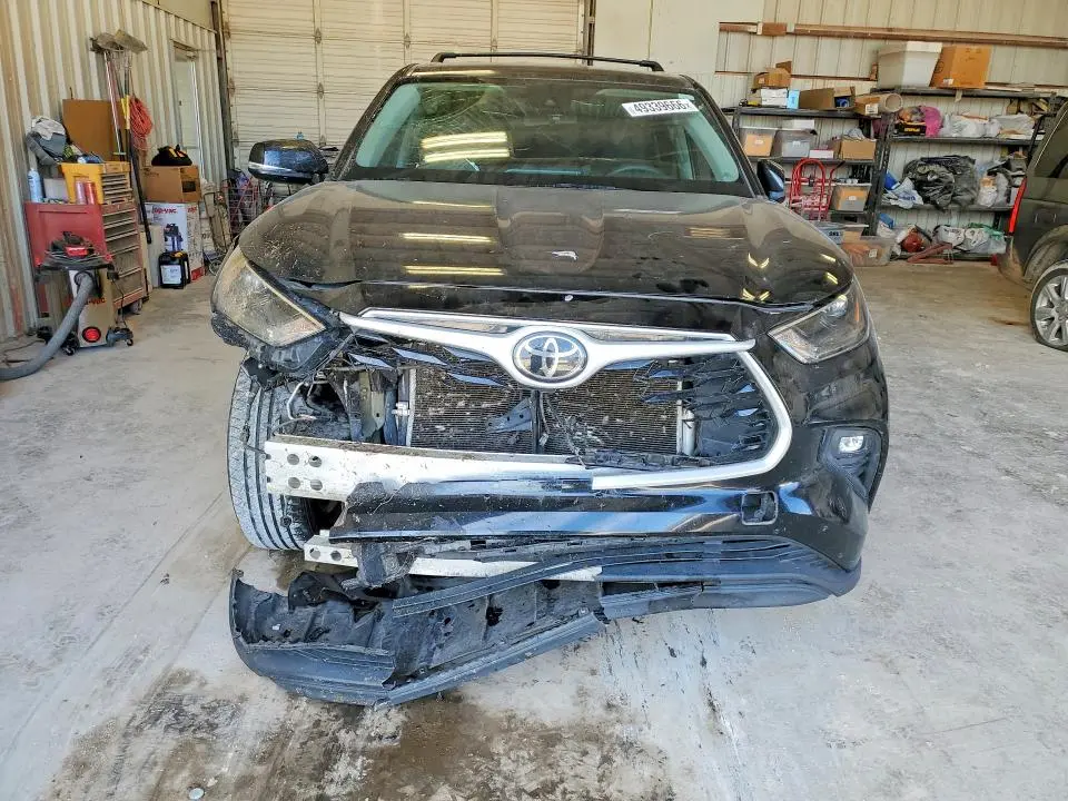 2022 TOYOTA HIGHLANDER LE  
