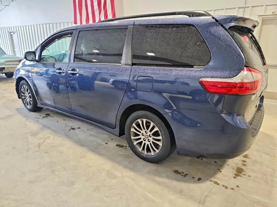 2020 TOYOTA SIENNA XLE 8-PASSENGER  