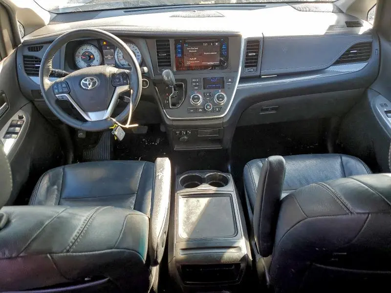 2017 TOYOTA SIENNA SE  