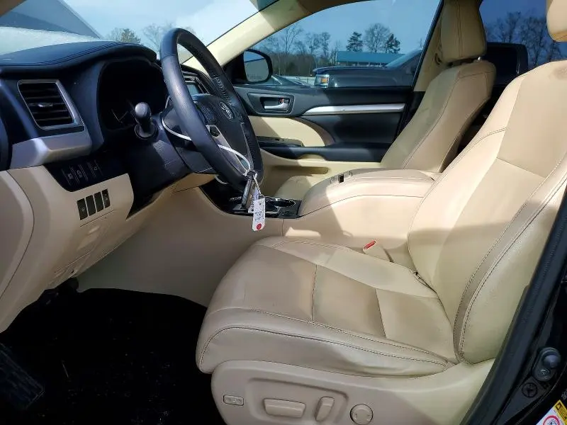 2019 TOYOTA HIGHLANDER SE  