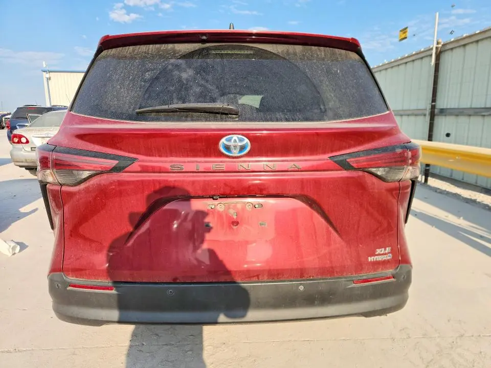 2021 TOYOTA SIENNA XLE  