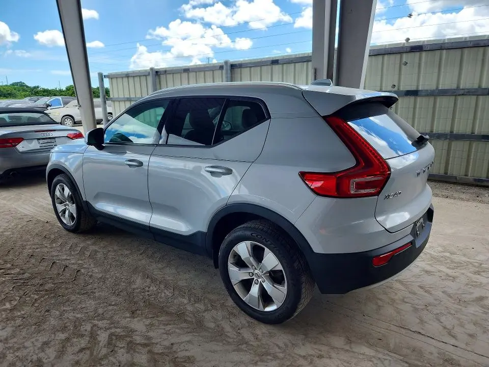 2020 VOLVO XC40 T4 MOMENTUM  