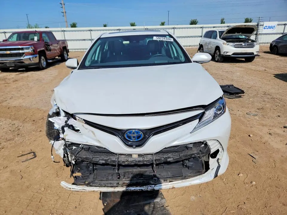 2020 TOYOTA CAMRY XLE  