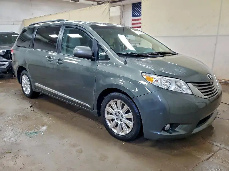 2013 TOYOTA SIENNA XLE  